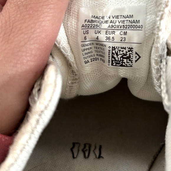 Converse • Lift Sneakers • Off-white with Embroidery Detail - Picture 4 of 6